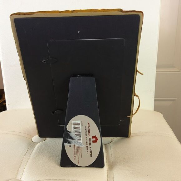 Red Shed 4 x 6 in. Ceramic leather & Jean frame with horses and metal studs - Picture 7 of 12